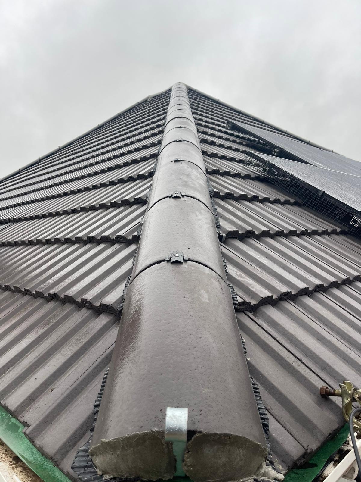 Anthracite tiled roof with ridge detail